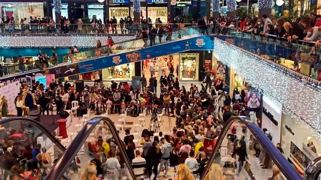 MULTITUD EN CENTRO COMERCIAL